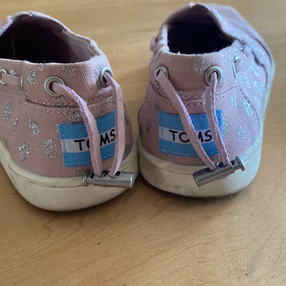 TOMS slip on shoes size Y1 - Picture 2 of 4